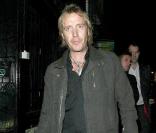Rhys Ifans s'en prend violemment à un photographe en sortant d'un bar à Londres, le 25/09/09