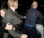 Rhys Ifans s'en prend violemment à un photographe en sortant d'un bar à Londres, le 25/09/09