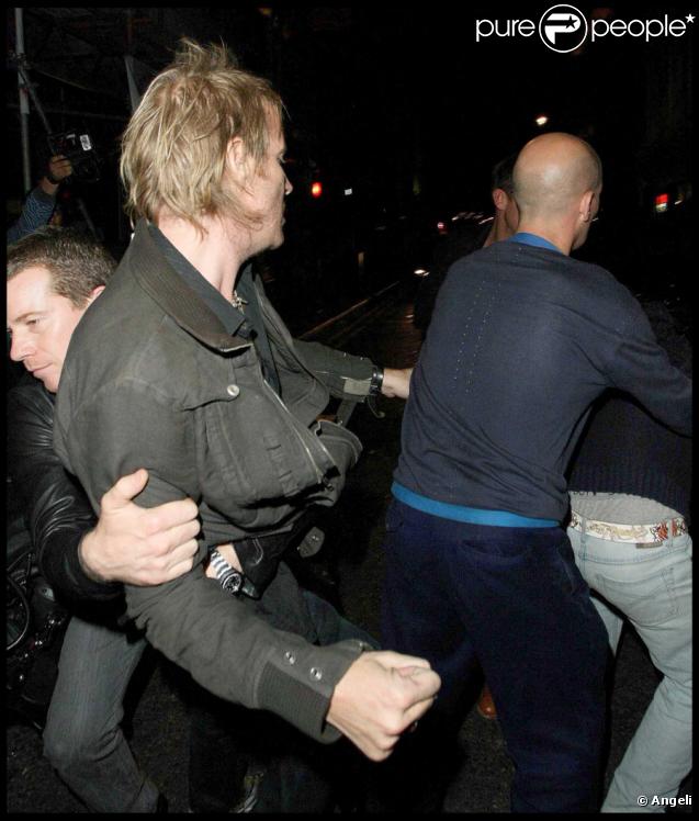 Rhys Ifans s'en prend violemment à un photographe en sortant d'un bar à Londres, le 25/09/09