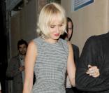 Kimberly Stewart passait la soirée avec lui et Max Beesley quand Rhys Ifans s'en est pris à un photographe, le 25/09/09 à Londres.