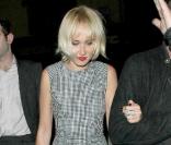 Kimberly Stewart passait la soirée avec lui et Max Beesley quand Rhys Ifans s'en est pris à un photographe, le 25/09/09 à Londres.