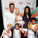 Katie Price, de sortie avec son amoureux et ses petits : vu sa tenue, il doit faire chaud à Londres !