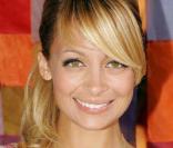 Nicole Richie en fashionista qui se respecte porte aussi des superbes colliers Sydney Evans 
