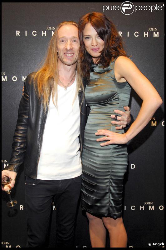 Asia Argento au défilé John Richemond à Milan avec le créateur le 27 septembre 2009 