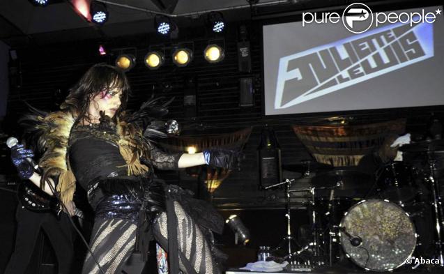 Juliette Lewis en concert, en soutien de la sortie de son premier album solo, Terra Incognita (septembre 2009)