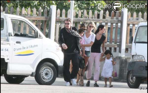 Johnny, Laeticia Hallyday et leur filles Jade et Joy arrivent à St-Barth avec la nounou Maryline