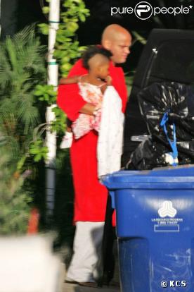 Angel, la fille de Mel B dans les bras de son beau-père Stephen Belafonte sur le chemimn de l'école, le 30 septembre à Los Angeles.