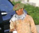 Angel, la fille de Mel B dans les bras de son beau-père Stephen Belafonte sur le chemimn de l'école, le 30 septembre à Los Angeles.