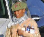 Angel, la fille de Mel B dans les bras de son beau-père Stephen Belafonte sur le chemimn de l'école, le 30 septembre à Los Angeles.
