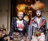 Défilé de Vivienne Westwood (2 octobre 2009, Paris) Vivienne Westwood défile aussi ! 