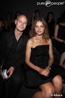 Natalia Vodianova et son époux Justin Portman au défilé Valentino à Paris le 06/10/09