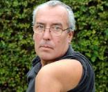 Cet homme s'est cassé le bras lors d'un accident de la route il y a 10 mois. Il vit ainsi depuis.