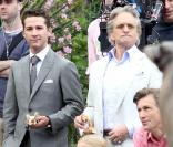 Shia LaBeouf et Michael Douglas, près du zoo de Central Park, à New York, à l'occasion du tournage de  Wall Street 2 , le 7 octobre 2009.