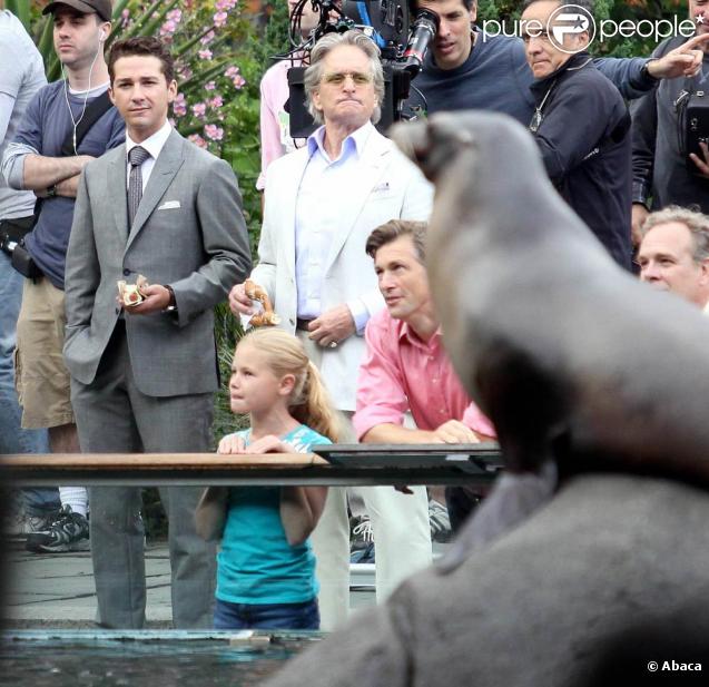 Shia LaBeouf et Michael Douglas, près du zoo de Central Park, à New York, à l'occasion du tournage de  Wall Street 2 , le 7 octobre 2009.