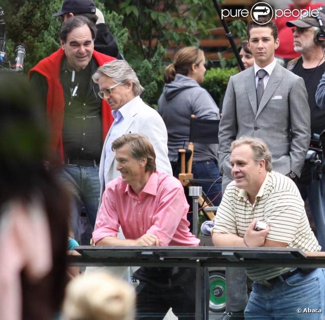 Oliver Stone, Shia LaBeouf et Michael Douglas, près du zoo de Central Park, à New York, à l'occasion du tournage de  Wall Street 2 , le 7 octobre 2009.