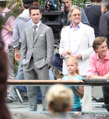 Shia LaBeouf et Michael Douglas, près du zoo de Central Park, à New York, à l'occasion du tournage de  Wall Street 2 , le 7 octobre 2009.