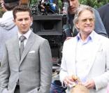 Shia LaBeouf et Michael Douglas, près du zoo de Central Park, à New York, à l'occasion du tournage de  Wall Street 2 , le 7 octobre 2009.