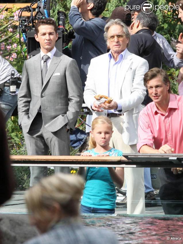 Shia LaBeouf et Michael Douglas, près du zoo de Central Park, à New York, à l'occasion du tournage de  Wall Street 2 , le 7 octobre 2009.