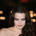 La ravissante Roxane Mesquida... Ses premiers émois sexuels devant la caméra !