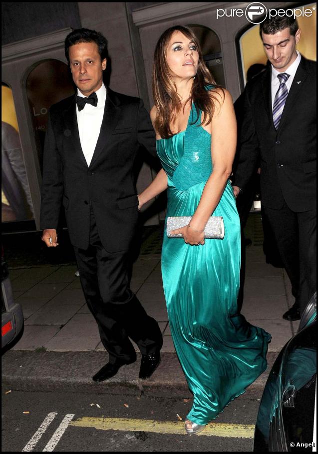 Elisabeth Hurley et son mari Arun Nayar, le 8 octobre 2009 à Londres. 