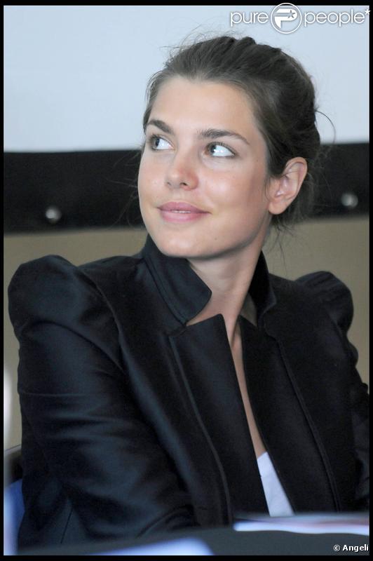 Charlotte Casiraghi, aussi belle que stylé, la princesse se devait de se parer d'épaules développées. 