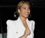 Beyoncé, ultra stylé dans sa belle veste blanche aux épaules surdimentionnées. 
