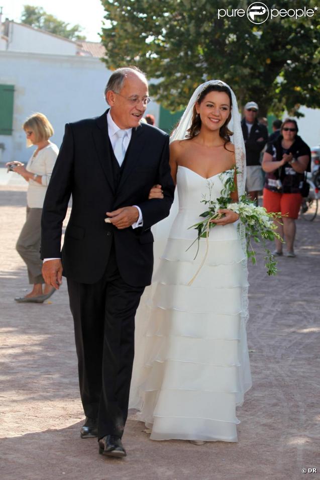 Marie-Julie Baup arrive à l'église, accompagnée de son papa, pour se marier avec Lorànt Deutsch, à l'Ile de Ré. 3/10/09