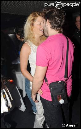 Loana a mis le feu à la piste de danse du Queen, en charmante compagnie, à Paris, le 12 octobre 2009 !