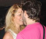 Loana a mis le feu à la piste de danse du Queen, en charmante compagnie, à Paris, le 12 octobre 2009 !