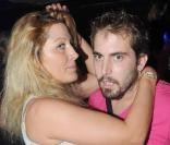 Loana a mis le feu à la piste de danse du Queen, en charmante compagnie, à Paris, le 12 octobre 2009 !