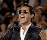 Marc Anthony chante l'hymne national en live à Miami lors d'un match opposant les Miami Dolphins - équipe pour laquelle Marc possède des parts - aux New-York Jets au stade Land Shark le 12 octobre 2009 