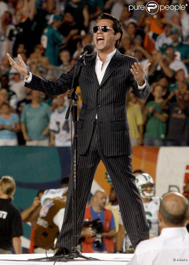 Marc Anthony chante l'hymne national en live à Miami lors d'un match opposant les Miami Dolphins - équipe pour laquelle Marc possède des parts - aux New-York Jets au stade Land Shark le 12 octobre 2009 