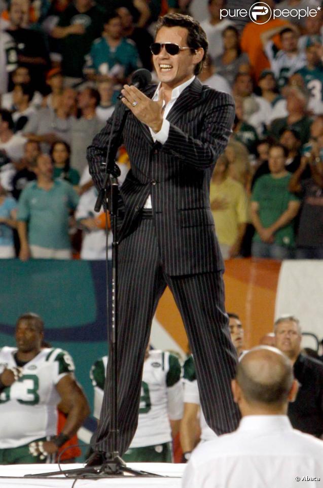 Marc Anthony chante l'hymne national en live à Miami lors d'un match opposant les Miami Dolphins - équipe pour laquelle Marc possède des parts - aux New-York Jets au stade Land Shark le 12 octobre 2009 