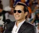 Marc Anthony chante l'hymne national en live à Miami lors d'un match opposant les Miami Dolphins - équipe pour laquelle Marc possède des parts - aux New-York Jets au stade Land Shark le 12 octobre 2009 