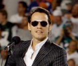 Marc Anthony chante l'hymne national en live à Miami lors d'un match opposant les Miami Dolphins - équipe pour laquelle Marc possède des parts - aux New-York Jets au stade Land Shark le 12 octobre 2009 