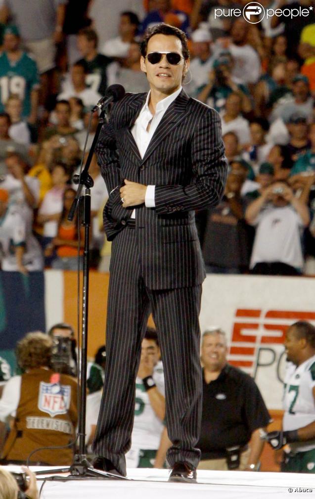 Marc Anthony chante l'hymne national en live à Miami lors d'un match opposant les Miami Dolphins - équipe pour laquelle Marc possède des parts - aux New-York Jets au stade Land Shark le 12 octobre 2009 