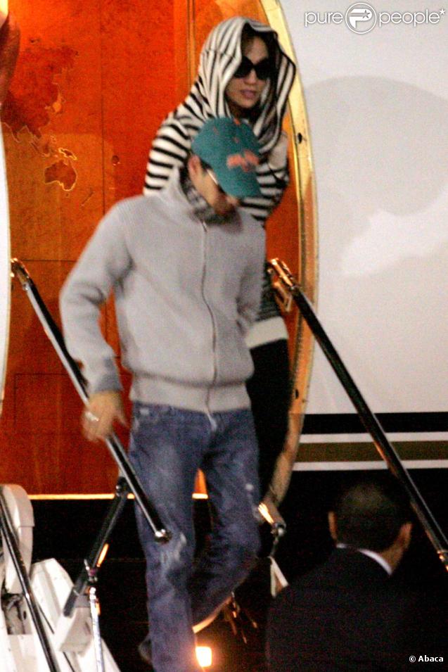 Jennifer Lopez et Marc Anthony arrivent à l'aéroport privé de Toluca à Mexico le 26 septembre 2009. Le couple s'est déplacé car Marc Anthony donne un concert au Palacio de los Deportes.  