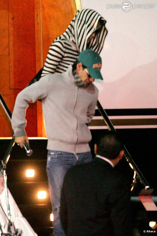 Jennifer Lopez et Marc Anthony arrivent à l'aéroport privé de Toluca à Mexico le 26 septembre 2009. Le couple s'est déplacé car Marc Anthony donne un concert au Palacio de los Deportes.  