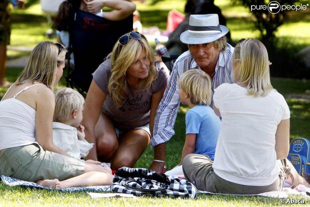 Rod Stewart et Penny Lancaster en compagnie de leur fils dans un parc à Beverly Hills le 26 septembre 2009