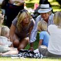 Rod Stewart : Jeu de ballon avec son fiston et câlins à gogo avec... la sublime Penny Lancaster !
