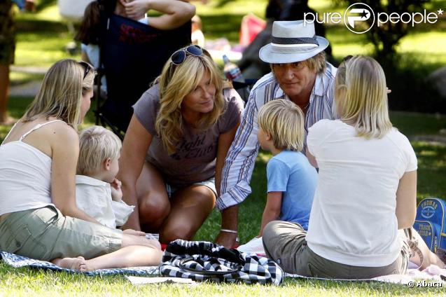 Rod Stewart et Penny Lancaster en compagnie de leur fils dans un parc à Beverly Hills le 26 septembre 2009