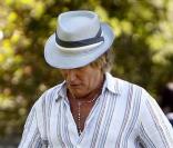 Rod Stewart et Penny Lancaster en compagnie de leur fils dans un parc à Beverly Hills le 26 septembre 2009