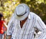 Rod Stewart et Penny Lancaster en compagnie de leur fils dans un parc à Beverly Hills le 26 septembre 2009