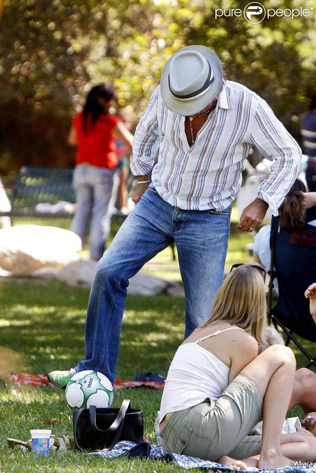 Rod Stewart et Penny Lancaster en compagnie de leur fils dans un parc à Beverly Hills le 26 septembre 2009