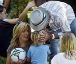 Rod Stewart et Penny Lancaster en compagnie de leur fils dans un parc à Beverly Hills le 26 septembre 2009