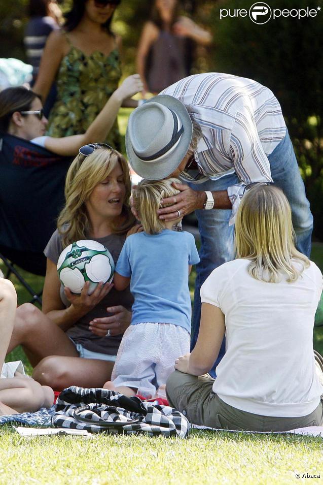 Rod Stewart et Penny Lancaster en compagnie de leur fils dans un parc à Beverly Hills le 26 septembre 2009
