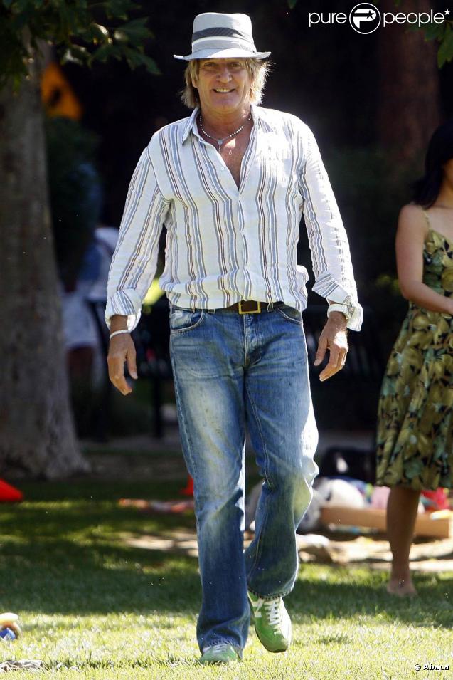 Rod Stewart et Penny Lancaster en compagnie de leur fils dans un parc à Beverly Hills le 26 septembre 2009
