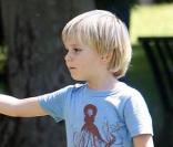 Rod Stewart et Penny Lancaster en compagnie de leur fils dans un parc à Beverly Hills le 26 septembre 2009