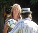 Rod Stewart et Penny Lancaster en compagnie de leur fils dans un parc à Beverly Hills le 26 septembre 2009