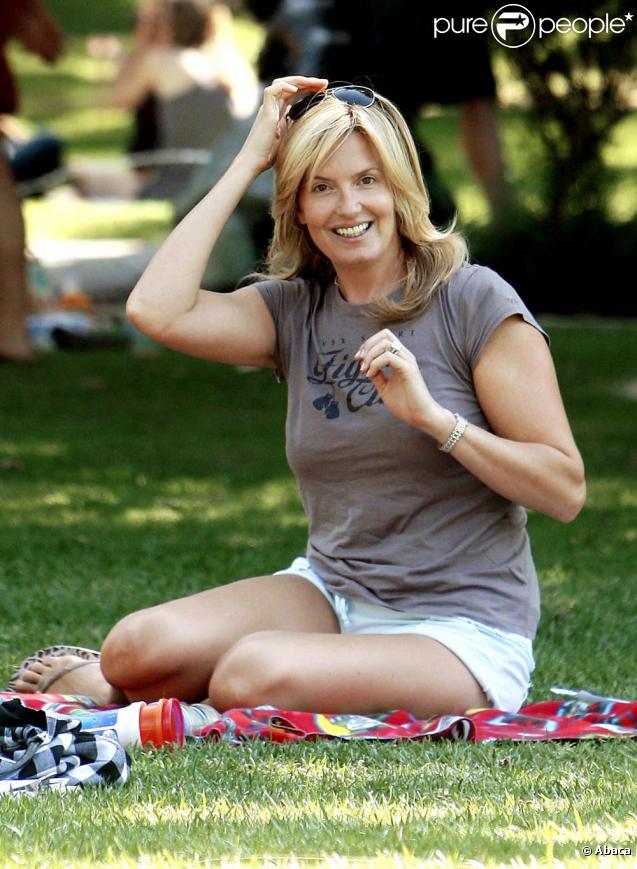 Rod Stewart et Penny Lancaster en compagnie de leur fils dans un parc à Beverly Hills le 26 septembre 2009